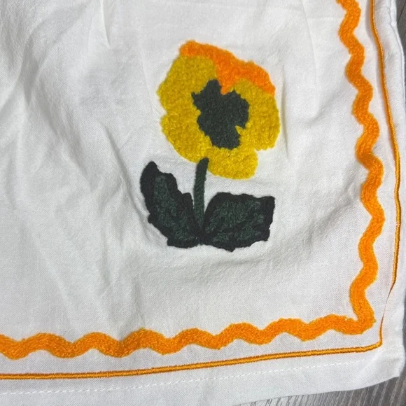 Cottagecore Festival White Short and Vest Set with Floral Embroidery - Picture 4 of 11